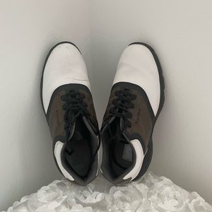 Footjoy Men’s golf shoes in size 11 1/2!